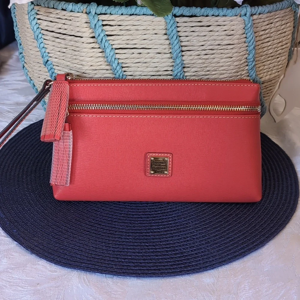 DOONEY&BOURKE 🐝🐝LEATHER WRISTLET - Picture 11 of 13